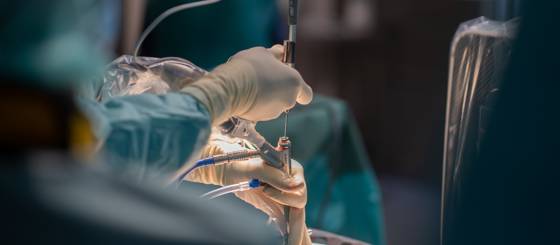 minimally-invasive-spine-surgery-riwospine.png Hands of a spinal surgeon operating with an endoscope for minimally invasive spinal surgery.