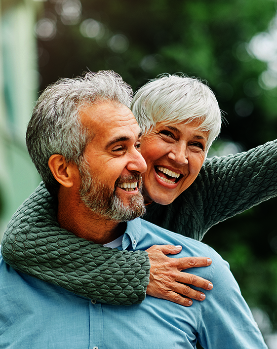 riwospine-interventional-pain-therapy-fields-application.png Happy older couple embracing – restored quality of life through interventional spine pain therapy