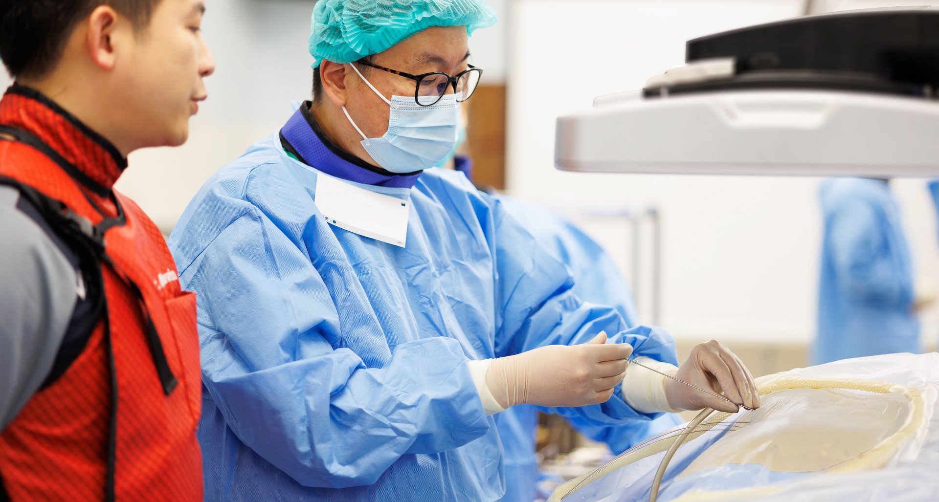 riwospine-training-hands-on-spine-surgery-course.png Surgeons during hands-on spine surgery training session