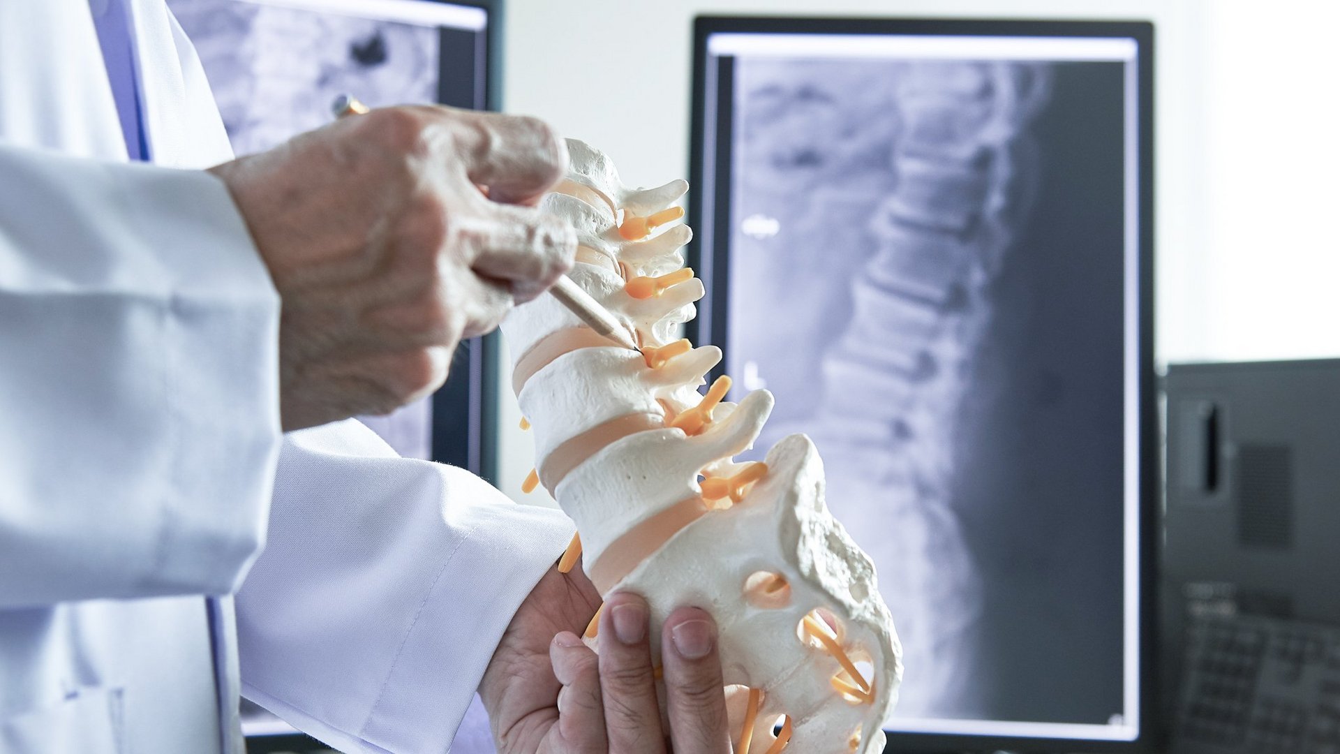 riwospine-full-endoscopic-spine-procedure-planning.png Spine surgeon with model and spinal X-rays – planning full-endoscopic spine procedures