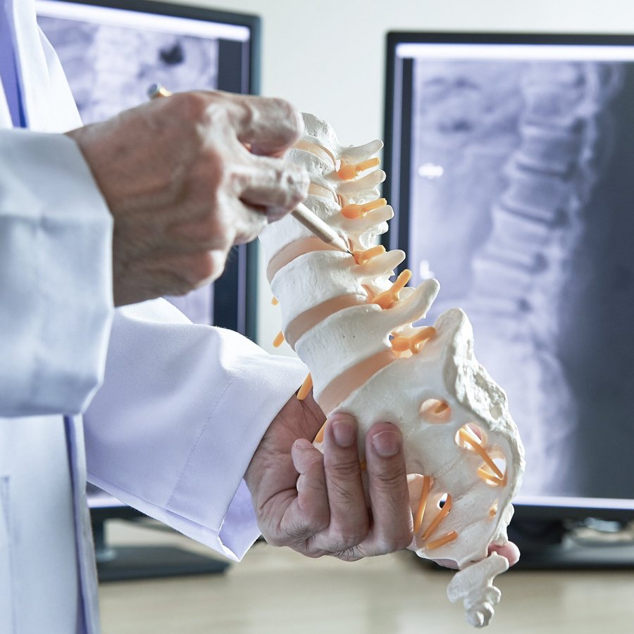 riwospine-full-endoscopic-spine-procedure-planning.png Spine surgeon with model and spinal X-rays – planning full-endoscopic spine procedures