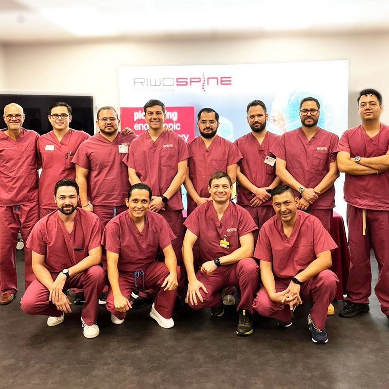 riwospine-training-course-surgeons-group-photo.png Spine surgeons group photo at RIWOspine training course
