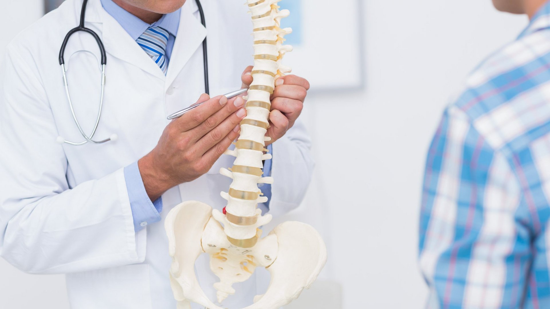 spinal-fractures-patient-education-model-riwospine.png Doctor explaining spinal fractures using a spine model
