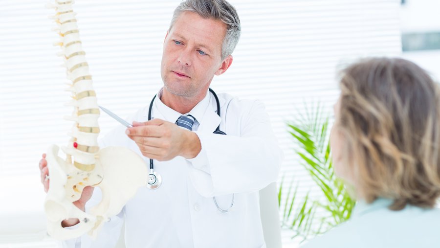 riwospine-perculine-treatment-procedure-radiofrequency.png Doctor explaining spine model – RIWOspine PERCULINE radiofrequency instruments for pain therapy