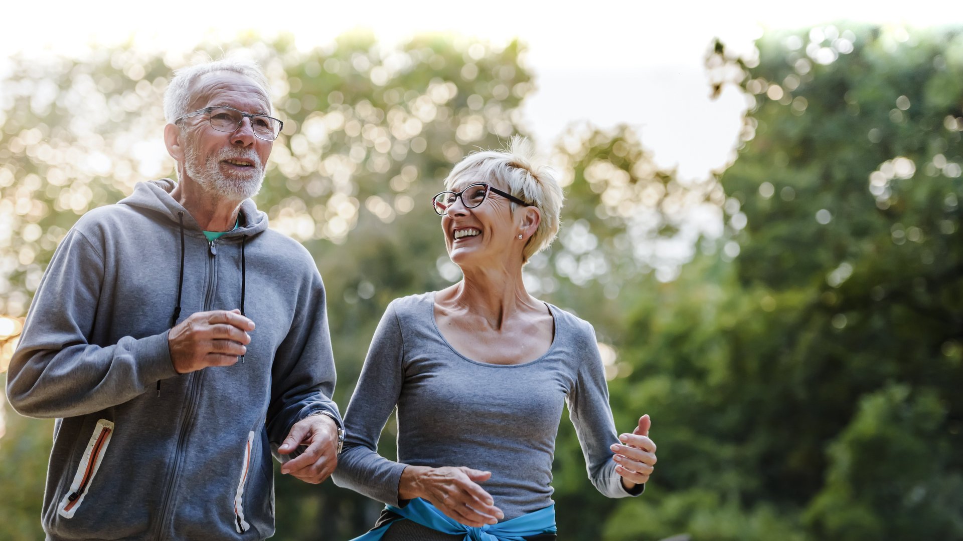 riwospine-interventional-pain-therapy-patient-recovery.png Active senior couple jogging – successful interventional pain therapy and restored mobility