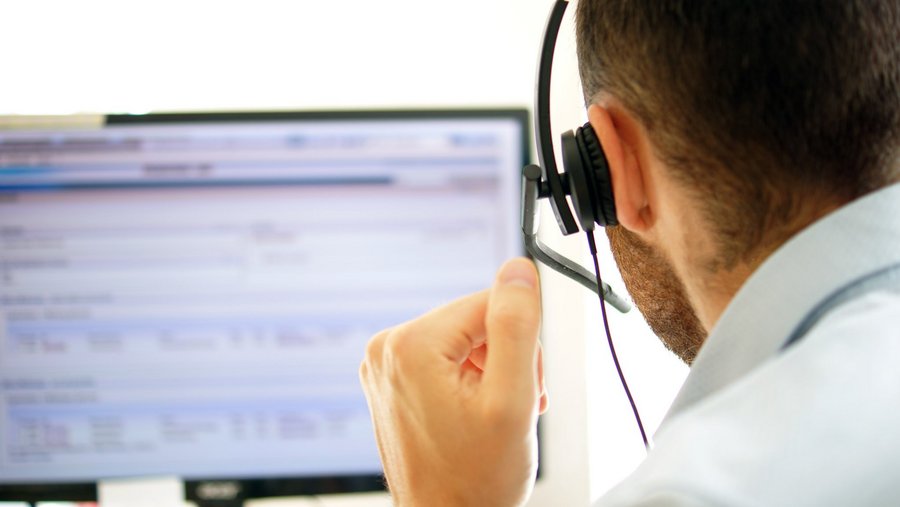 riwospine-technical-support-remote-assistance-headset.png Technical support agent with headset – RIWOspine remote service and troubleshooting