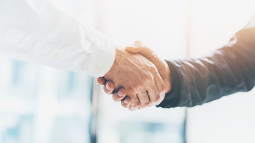 riwospine-sales-partners-global-collaboration.png Professional handshake – RIWOspine global sales partner collaboration