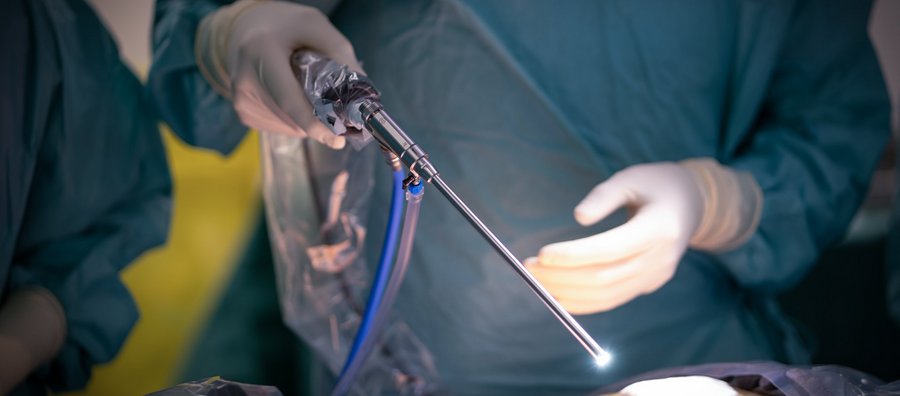riwospine-endocam-logic-4k-spine-surgery-in-action.png Surgeons using ENDOCAM Logic 4K system during full-endoscopic spine surgery
